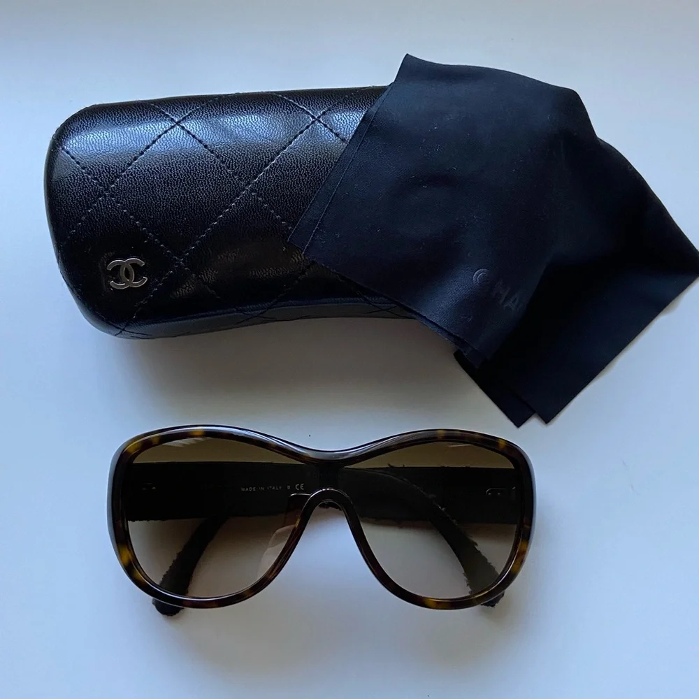 CHANEL authentic come